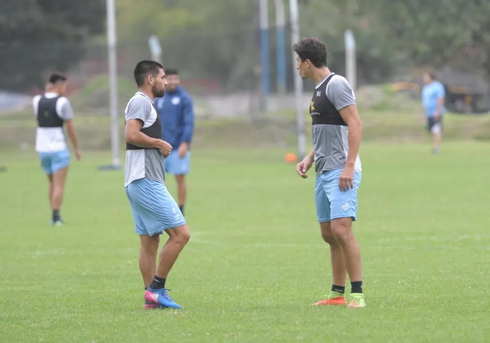 CONOCIÉNDOSE. Villagra charla con Lamas en el ensayo de ayer. Jugarán apenas su segundo partido juntos en Atlético. la gaceta / foto de franco vera