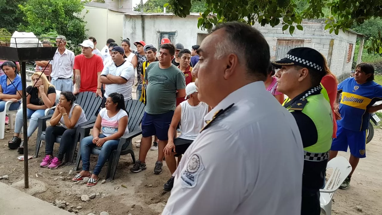 Los familiares de Gómez participaron en el encuentro con los efectivos. 