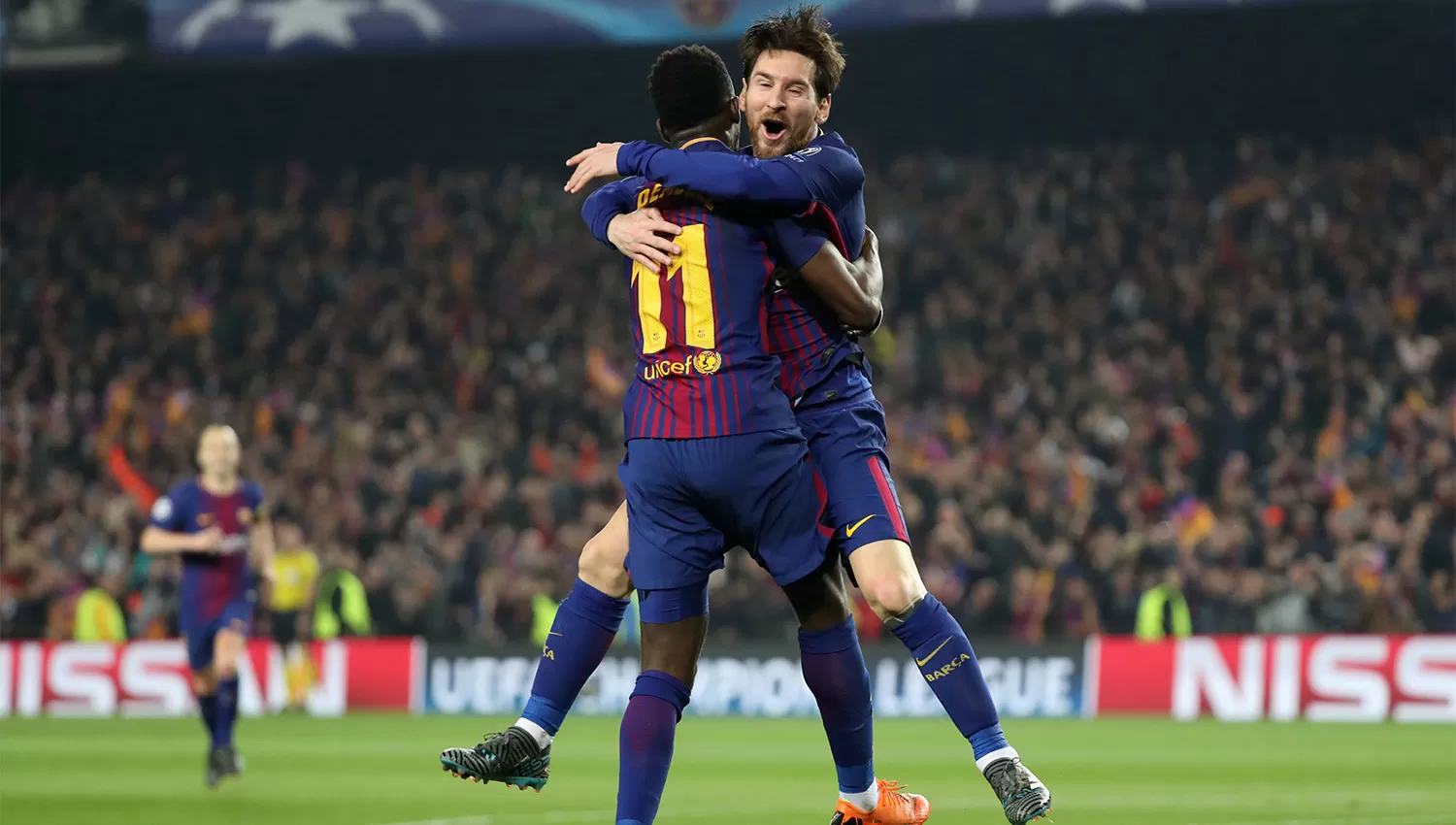 FELIZ. Messi celebra su gol ante Chelsea abrazando a su compañero Dembelé. (REUTERS)