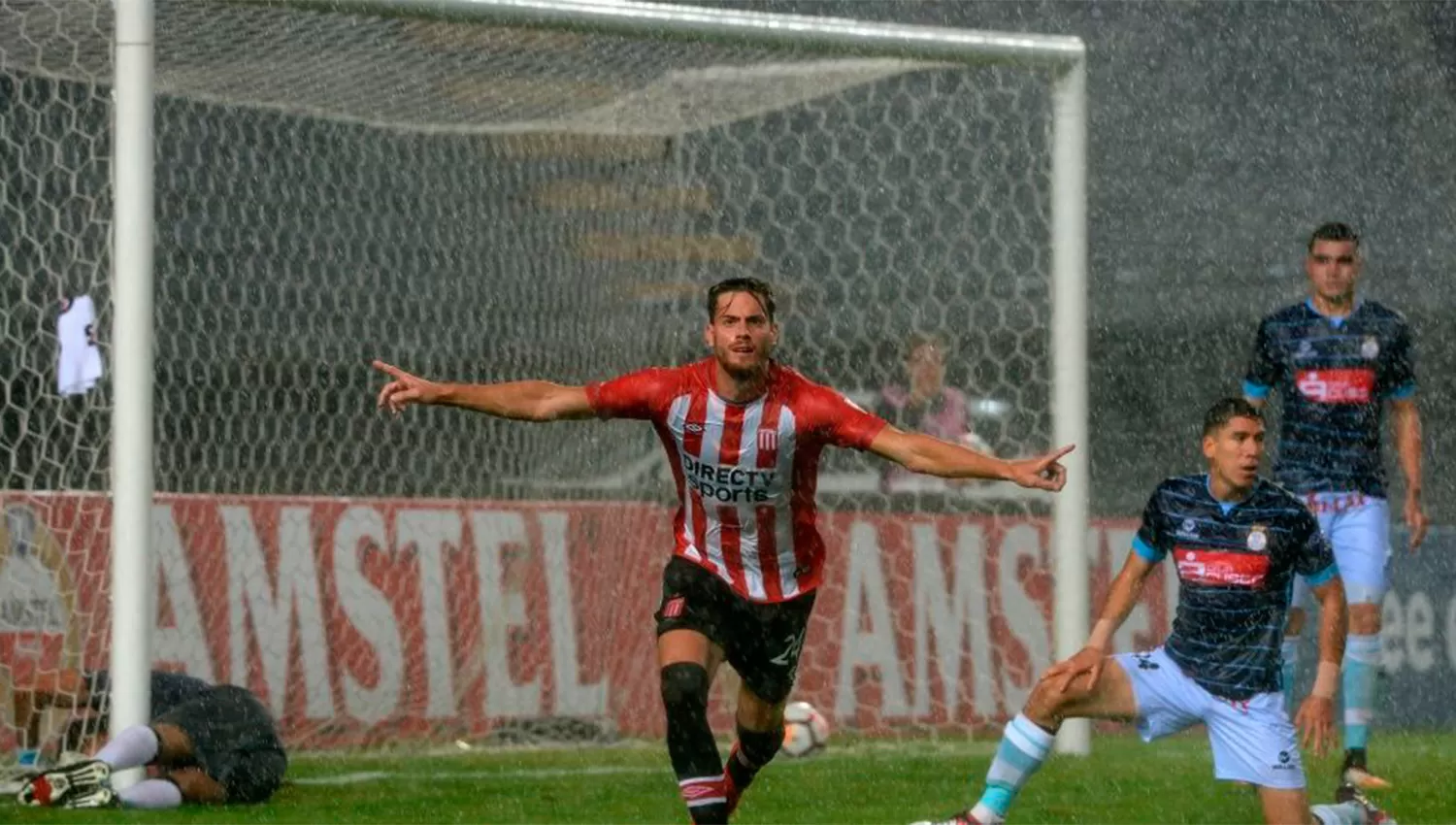 BAJO LA LLUVIA. Estudiantes ganó gracias al gol de Melano y los aportes de Pavone. (CRÓNICA)