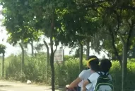 El colmo de la inseguridad vial: una mujer que conduce una moto con auriculares puestos traslada a tres niños