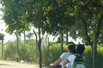 El colmo de la inseguridad vial: una mujer que conduce una moto con auriculares puestos traslada a tres niños