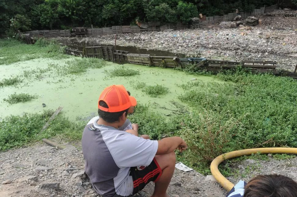 RIESGO SANITARIO. Los vecinos del barrio estaban esperanzados los trabajos en la laguna: habían denunciado que les provocaba granos en el cuerpo.  la gaceta / foto de hector peralta