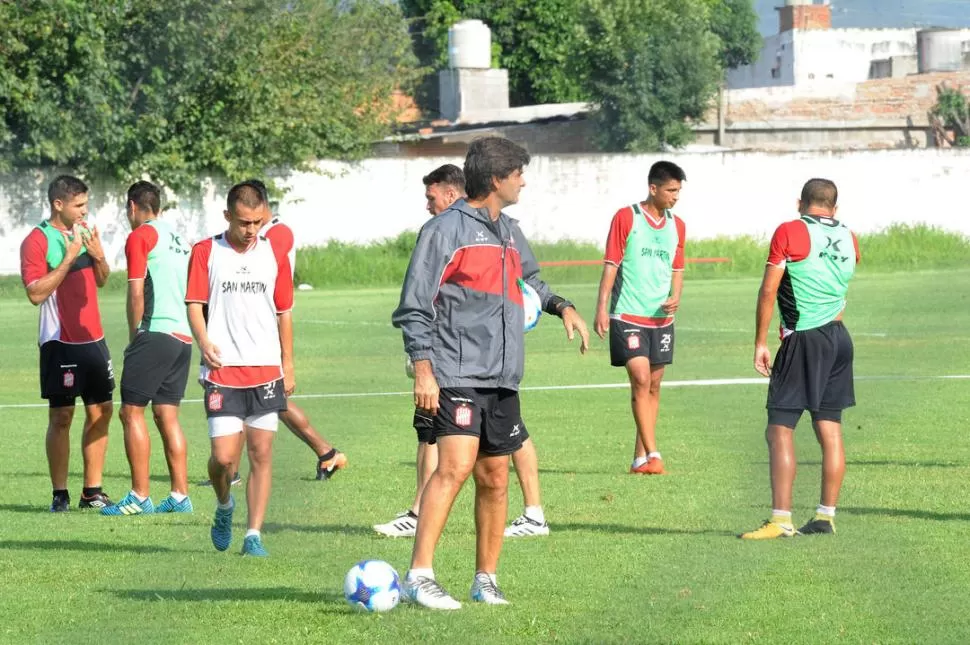 ACOMODA LAS PIEZAS. Rubén Forestello podría sorprender ubicando al defensor Francisco Oliver entre los titulares. la gaceta / foto de hector peralta