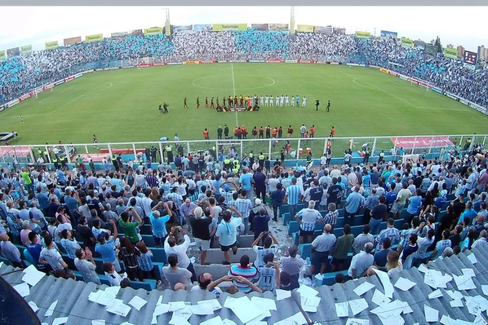 DEL “DECANO” Y DE LA ARGENTINA. En sectores de la tribuna flamearon banderas celestes y blancas; además, al igual que durante los partidos por la anterior edición de la Copa Libertadores, la hinchada coreó el himno nacional en diversas ocasiones y arengó con “¡Tucumán, Tucumán!” la gaceta / fotos de osvaldo ripoll 