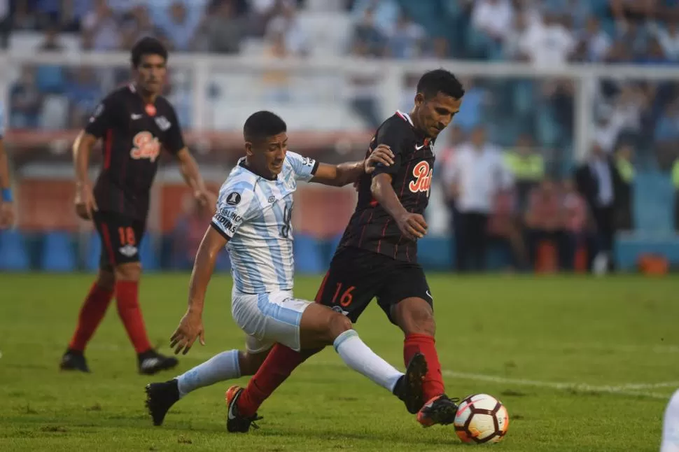 HIZO LO QUE PUDO. Hasta que fue reemplazado en el segundo tiempo, Rodrigo Aliendro fue el alma de un Atlético que sigue sin poder salir del pozo que se cavó solito: perdió el juego asociado y la sorpresa. la gaceta / foto de DIEGO ARÁOZ