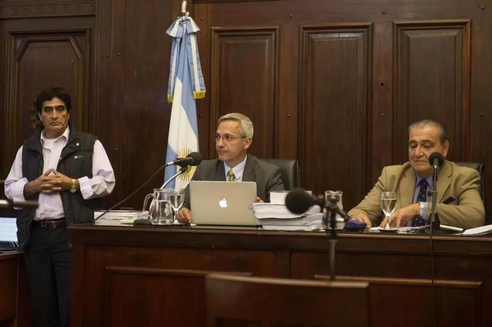 UN INGRESO CON NERVIOS. El camionero Juan Pedro Jiménez momentos antes de que se sentara en una silla para responder las preguntas que le hicieron todas las partes y el tribunal. la gaceta / fotos de JORGE OLMOS SGROSSO