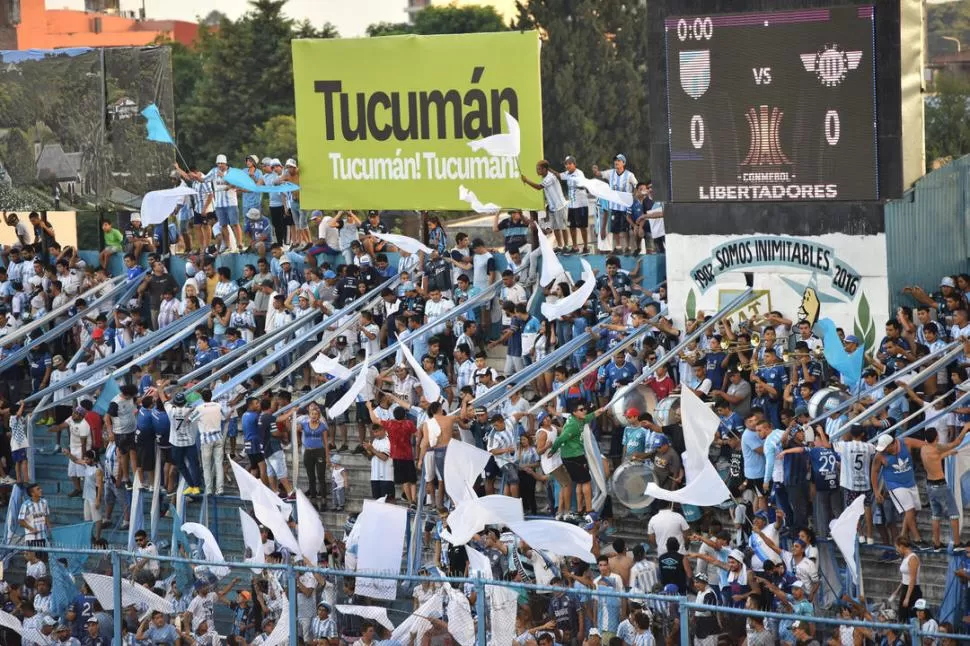 ACOMPAÑAMIENTO. Pese a la derrota, los hinchas despidieron al equipo con aplausos y cánticos de apoyo. En las tribunas se lamentaron por las ocasiones que Atlético generó, pero no supo definir..  la gaceta / foto de Osvaldo Ripoll