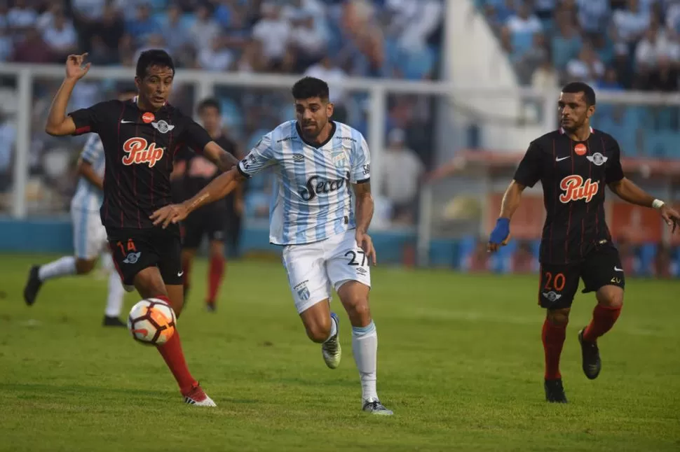 NO FUE EL SALVADOR. Díaz mostró cosas interesantes en sus dos partidos pero aún no pudo convertir en Atlético. la gaceta / foto de DIEGO ARÁOZ