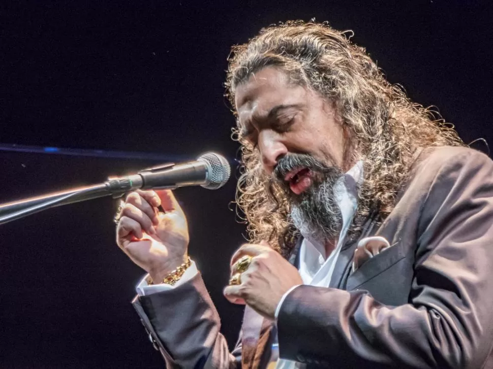 ÍNTIMO. Sólo un piano acompañó a El Cigala sobre el escenario. Fue el clima elegido, pura melancolía. LA GACETA / FOTO DE PABLO SOLER.