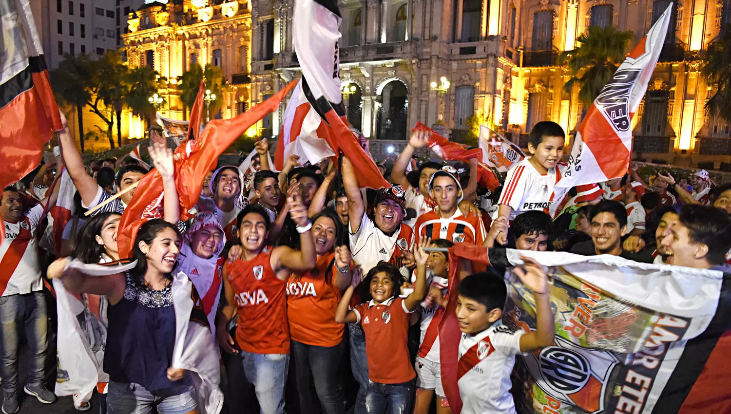 Los hinchas de River se juntaron en la plaza Independencia para festejar el título histórico. LA GACETA / JOSÉ NUNO