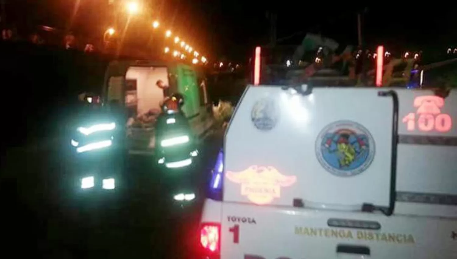 PUENTE CARRETERO. El hombre cayó entre las malezas y de ahí lo rescató la Policía. FOTO TOMADA DE DIARIOPANORAMA.COM