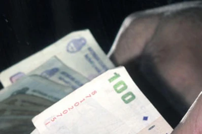 Emiten y amplían la emisión de Letras en dólares y en pesos