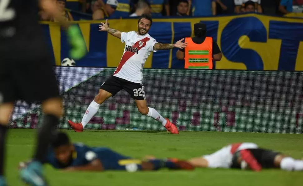 FESTEJA EL VERDUGO. Scocco sentenció una contra maravillosa de River, la del 2-0 final, gracias a una gran corrida de Fernández y a un pase certero de Martínez a “Nacho”, que definió entre tres defensores. carp