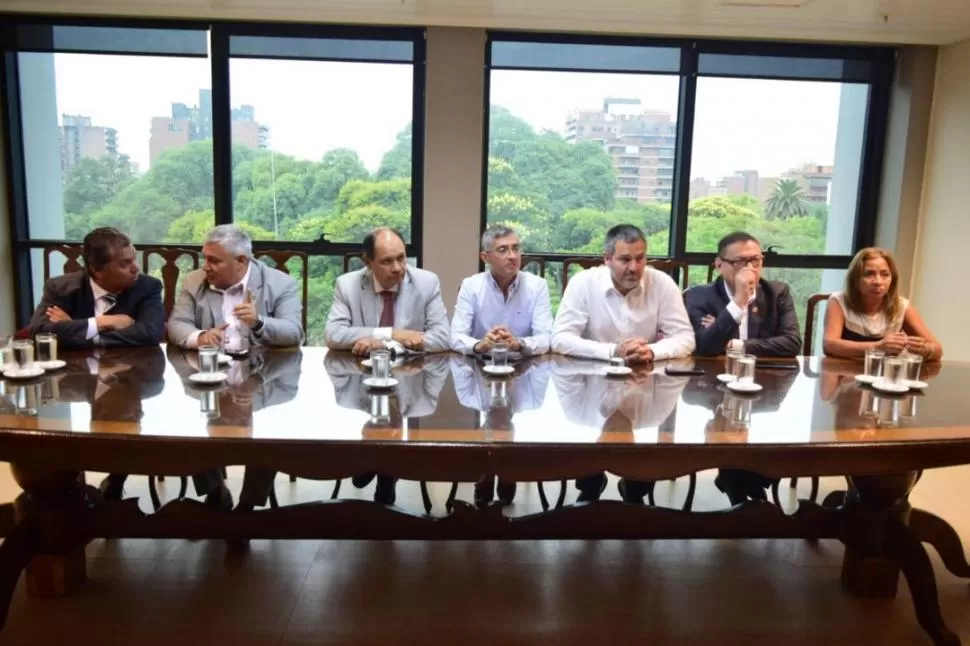 POSTURA CONJUNTA. Rodríguez, Toscano, Aráoz, Canelada, Colombres Garmendia, Valdez y Estofán se reunieron para expresarse sobre Maggio. prensa bloque ucr