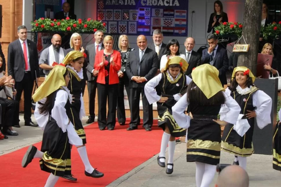 EXHIBICIÓN DE DANZAS CROATAS. Alumnos tucumanos bailan en presencia de Grabar Kitarovic, Manzur, Lonac, Rocchia Ferro y otras autoridades. fotos de san pablo-t