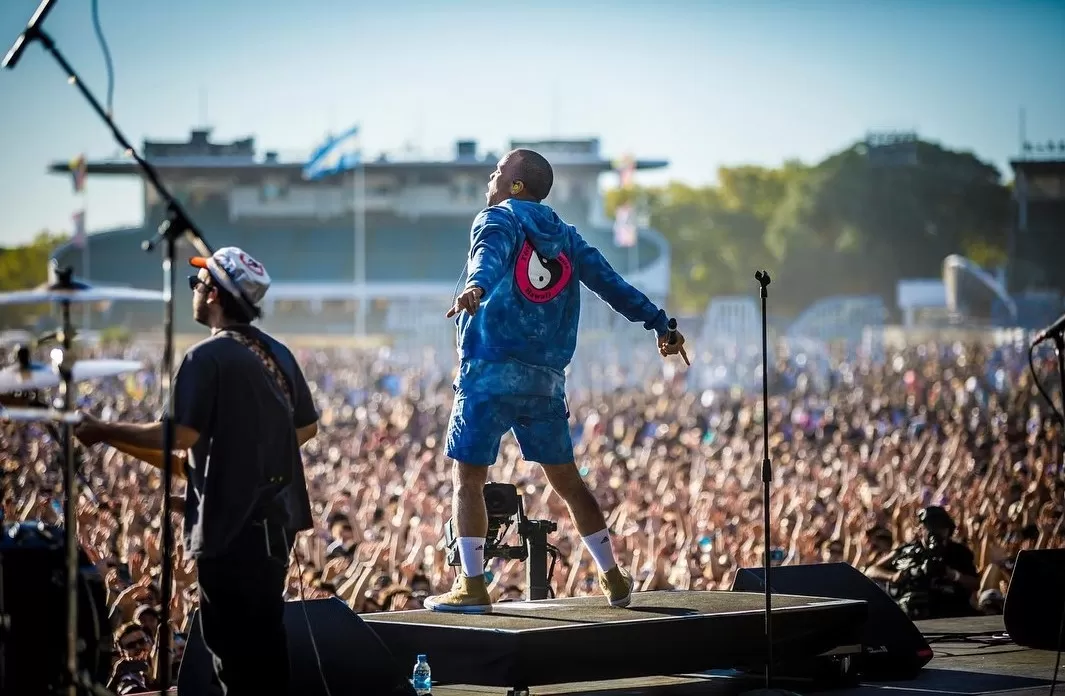 La multitud viendo a Anderson Paak hoy en el festival. TWITTER / @lollapalooza