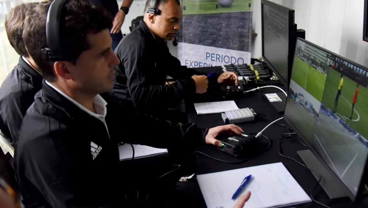 VAR. Consiste en un conjunto de cámaras que retransmiten en una sala apartada del campo de juego las jugadas que el árbitro solicita revisar. FOTO TOMADA DE ELSOL.COM.AR