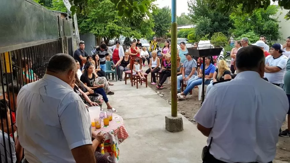 POR LAS PELEAS. Vecinos plantearon su malestar a autoridades policiales. 