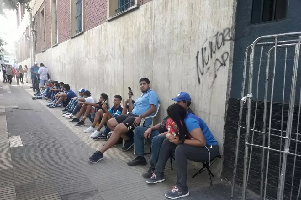 LARGAS FILAS. Desde ayer por la tarde los hinchas ya estaban el La Liga haciendo cola. FOTO TOMADA DE FACEBOOK / Atlético Monumental