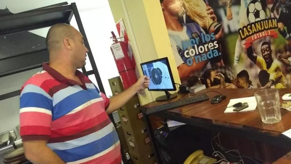 ASÍ ENTRARON. Un empleado muestra las imágenes que se registraron. FOTO ENVIADA POR UN LECTOR