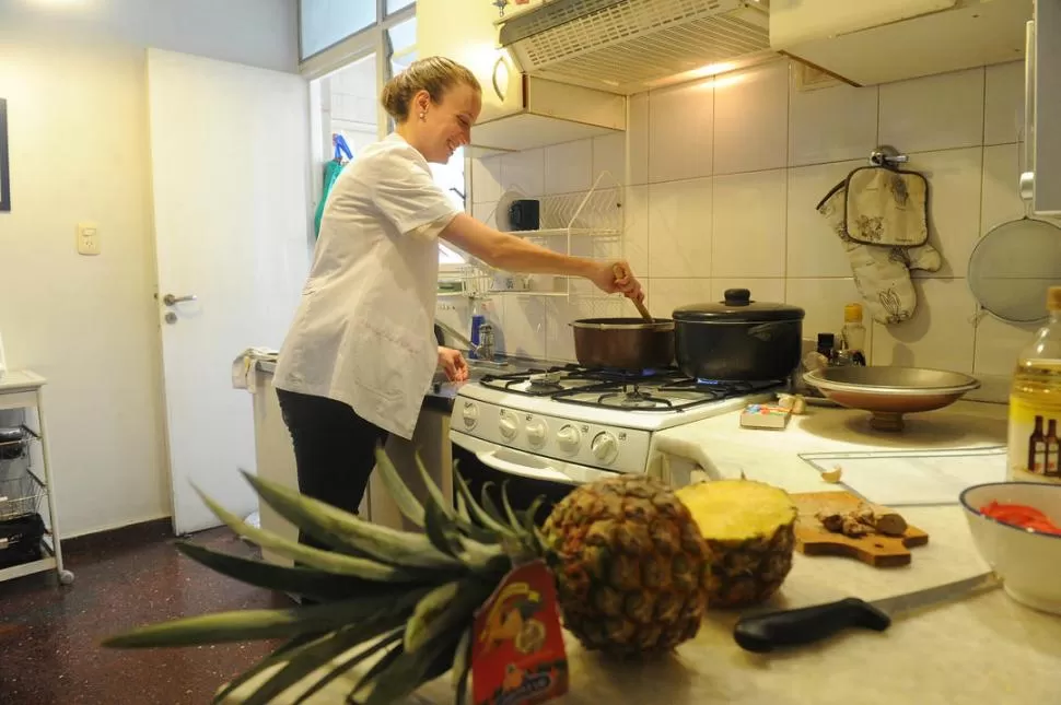 REVOLVIENDO EL PREPARADO. En primer plano, el ananá que se incorporará al final en un plato salado. LA GACETA /  FOTOS DE HÉCTOR PERALTA.
