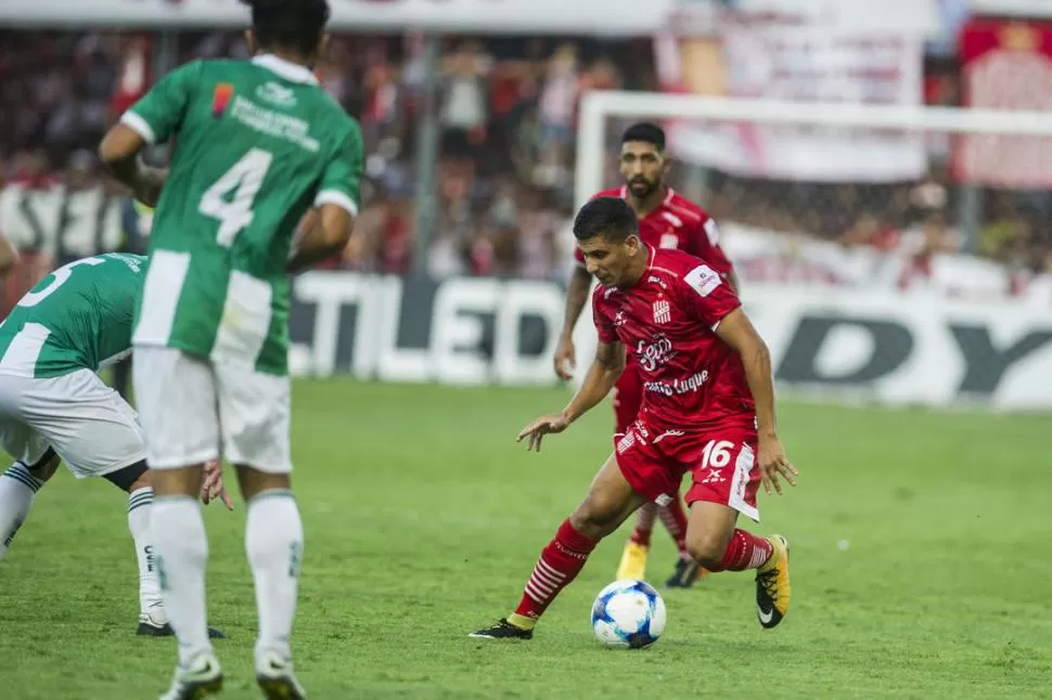 PERFIL. Arce es un volante con buen manejo, que puede aportar la cuota de fútbol que el “Santo” necesita para ganar hoy. la gaceta / FOTO DE JORGE OLMOS SGROSSO