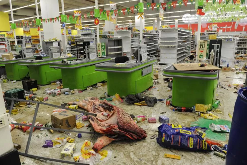 DESPUÉS DE LOS SAQUEOS. Así quedó el supermercado de avenida Gobernador del Campo luego de que los saqueadores ingresaran al local aprovechando el paro policial de 2013. 