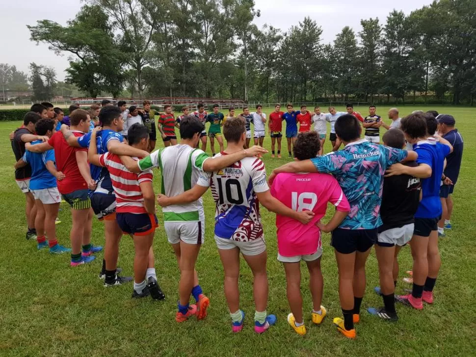 INSTRUCCIONES FINALES. El plantel tuvo su última práctica el jueves en Lince. La unión del grupo fue uno de los objetivos principales en su proceso preparatorio. prensa urt