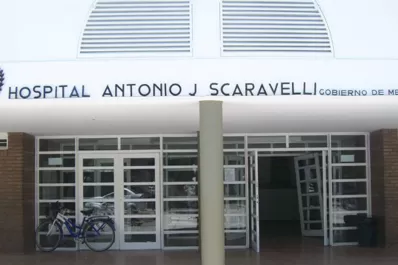 Un abuelo atropelló a su nieta por accidente cuando guardaba el auto en el garage de su casa