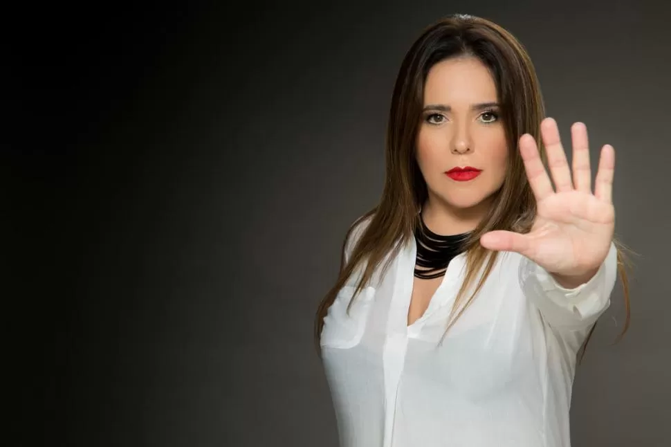 UNA FRASE. “Oye mujer, no te sientas sola, llegó la hora de despertar”. Prensa Cecilia Paliza.-