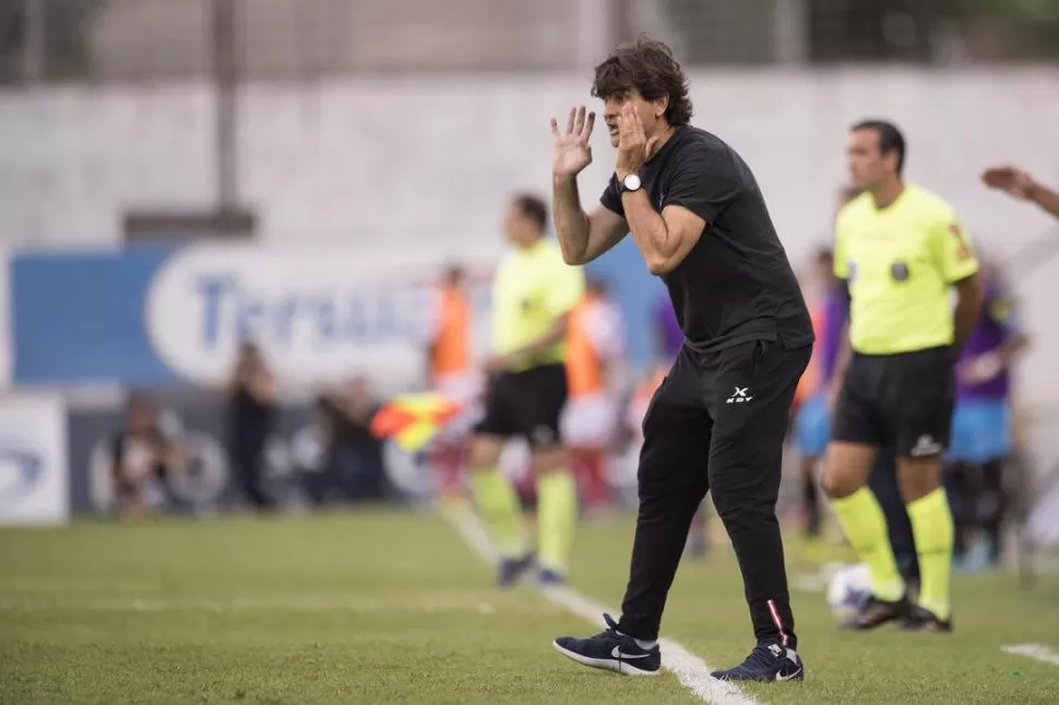 ¡PIENSEN! Parece decirle Forestello a sus dirigidos. El equipo no jugó bien en la etapa inicial, pero en el complemento fue otro. foto de matías napoli escalero (especial para la gaceta)