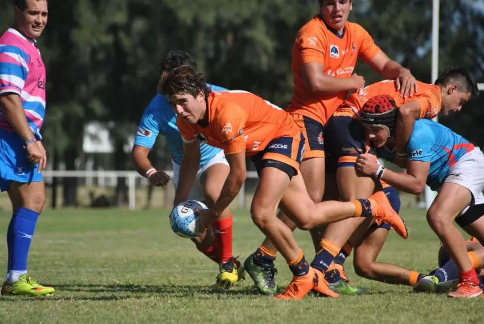 PISANDO FUERTE. El apertura Gonzalo Albornoz abre el juego. Tucumán comenzó de gran manera la defensa del título. prensa URT