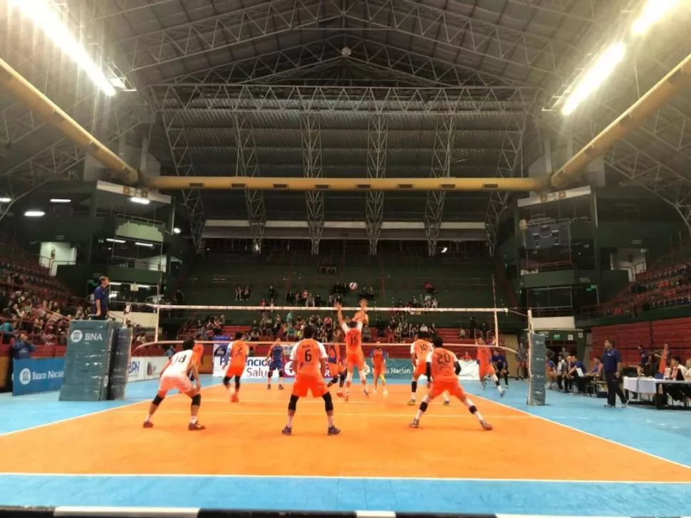 FORTALEZA. Monteros Voley no pudo ganar en el Ruca Ché de Neuquén. twitter @MonterosVoley