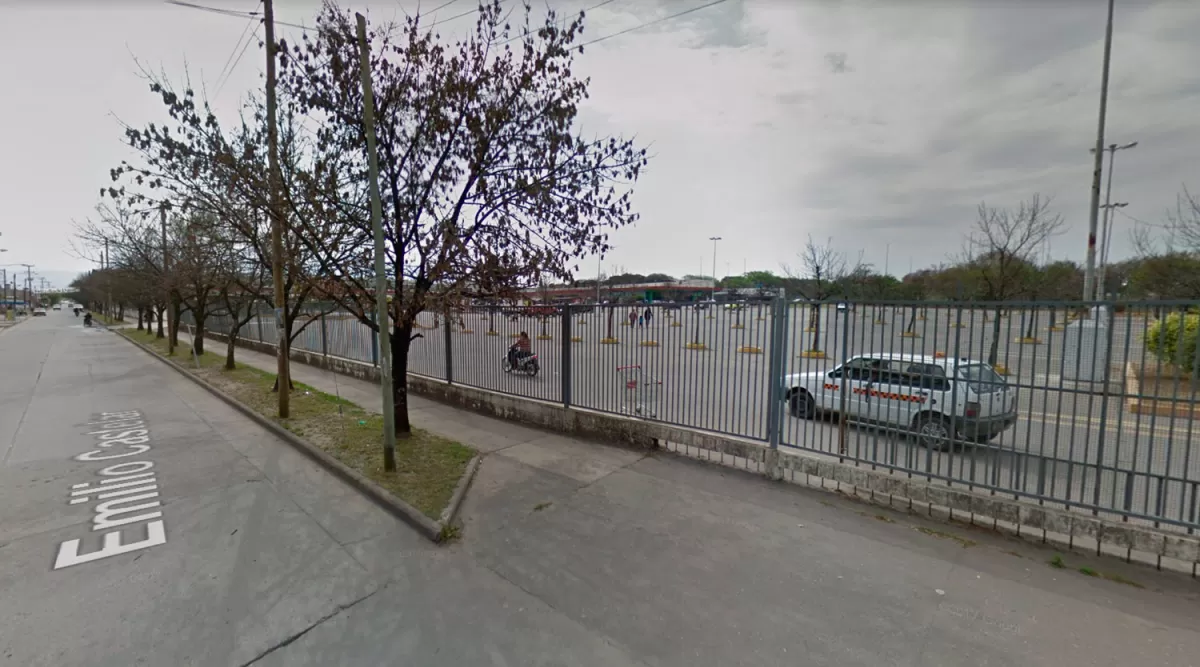 TEMOR. Los sospechosos sacaron armas de fuego y, mientras apuntaban a las personas, salieron corriendo en dirección a Emilio Castelar.