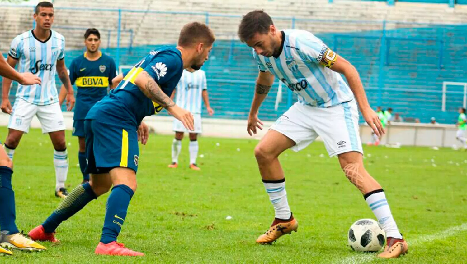 MANO A MANO. Molina juega contra la línea intentando superar la defensa Xeneize. (ATOficial)