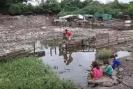 Una laguna de desechos genera lesiones en la piel de los vecinos de Los Vázquez