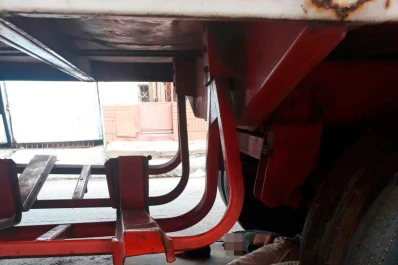 Un grupo de niños y de jóvenes viven debajo de un acoplado, consumidos por las drogas