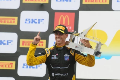 Pernía, en lo alto del podio de un “Gálvez” semivacío