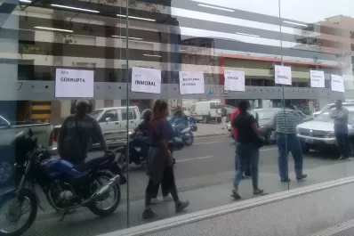 Una comerciante tucumana pegó carteles en la AFIP para protestar por la libertad de Cristóbal López