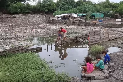 Una laguna de desechos genera lesiones en la piel de los vecinos de Los Vázquez
