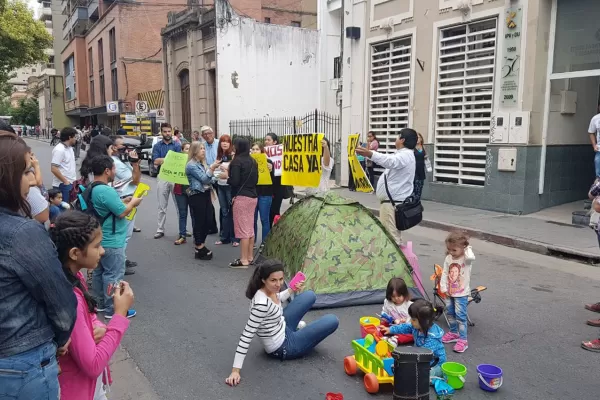 Vecinos reclamaron frente al Ipvdu las casas que les prometieron en Villa Carmela en 2015