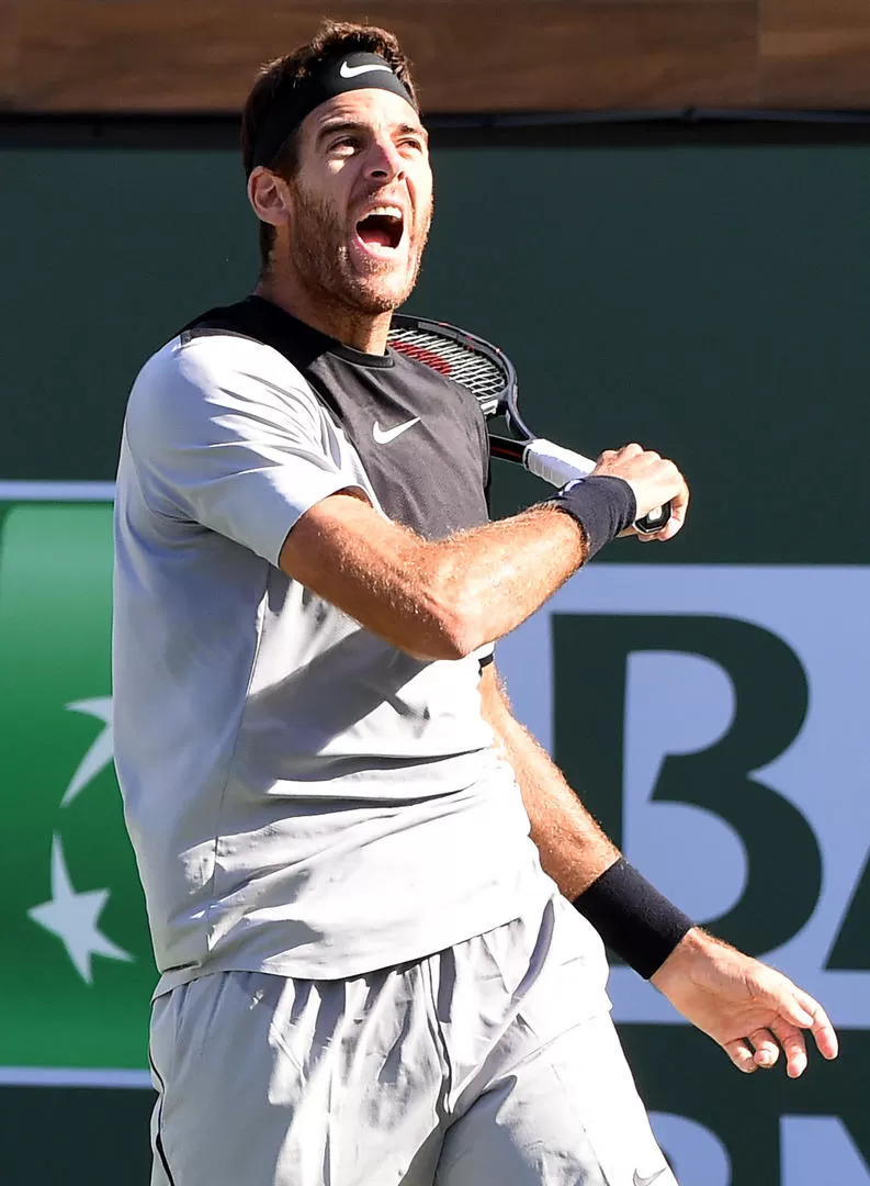 GRITO DE TRIUNFO. Federer ya tiró largo su drive y Juan Martín del Potro libera sus tensiones; el título le pertenecía. reuters 