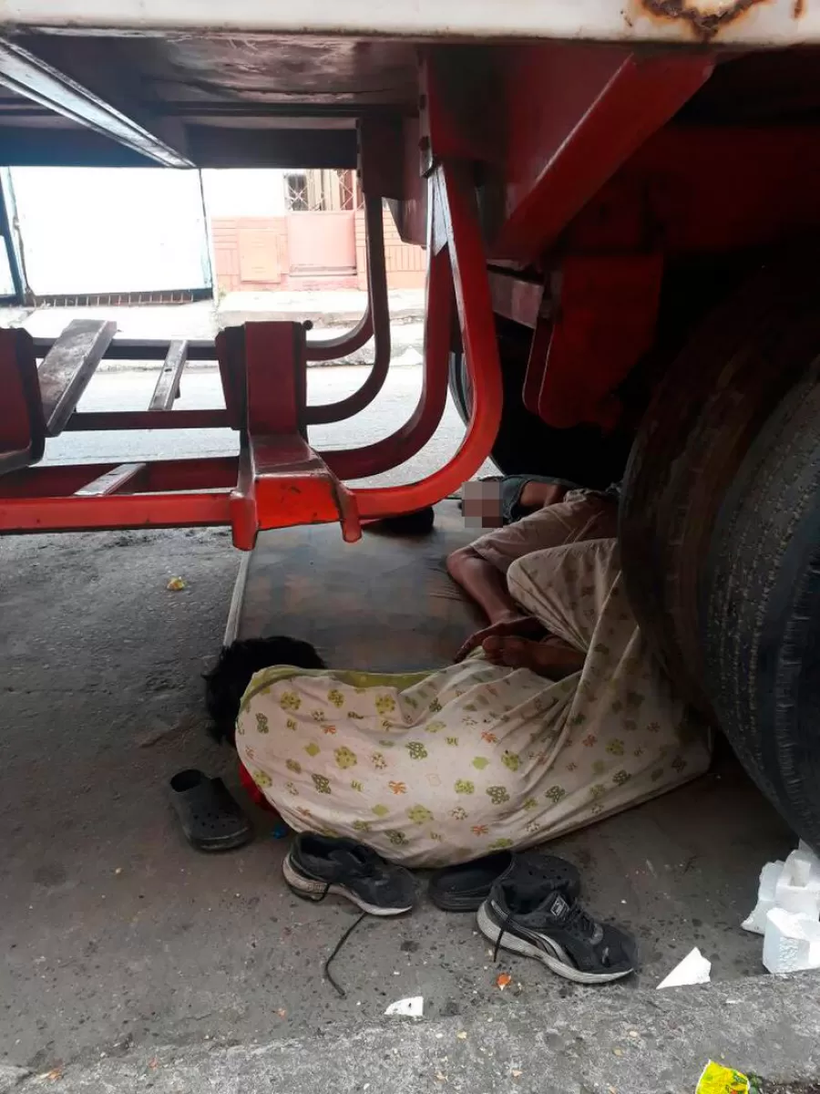 Un grupo de niños y de jóvenes viven debajo de un acoplado, consumidos por las drogas