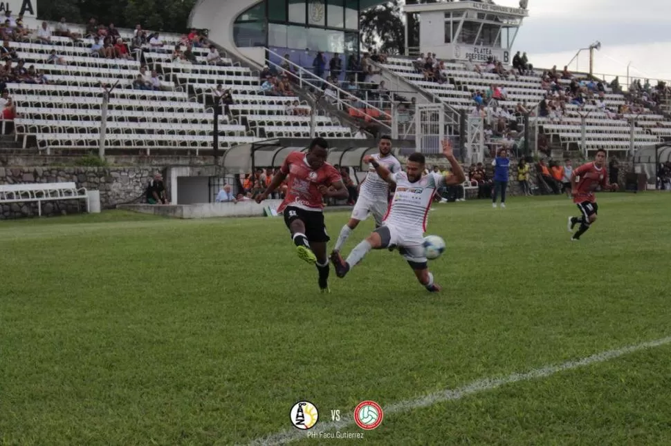 GRAN ESFUERZO. Zambrano, de San Jorge, trata de evitar el remate de Robledo.  prensa altos hornos zapla