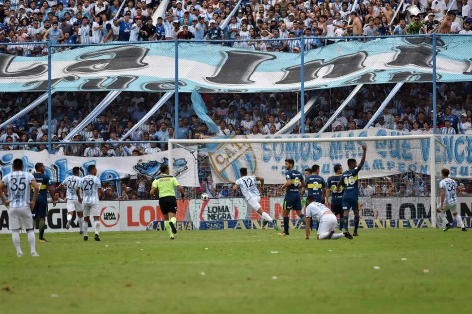 EXPLOSIÓN DE ALEGRÍA. Javier Toledo ya cabeceó y la pelota se coló despacio dentro del arco del rival; en el “Monumental” se desata la locura entre los jugadores y los hinchas “decanos”. Atlético estampaba el 1 a 0 en su favor, nada menos que ante Boca, el puntero de la Superliga. la gaceta / fotos de Ines Quinteros Orio - diego aráoz