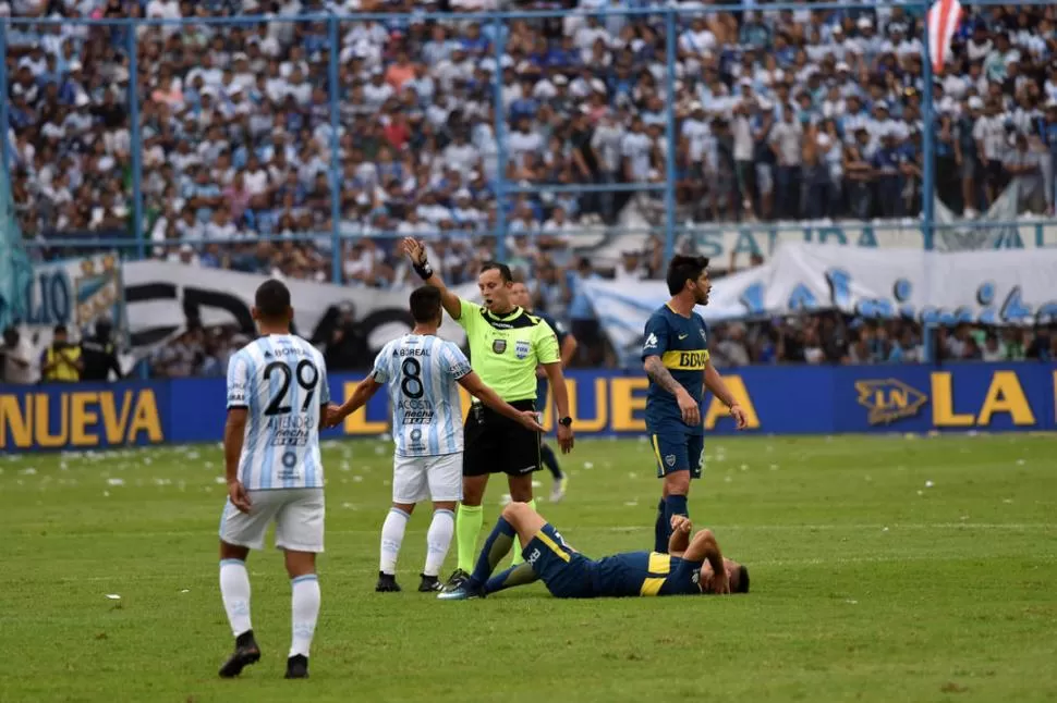 FUERA DE AQUÍ. Herrera echa a Acosta de la escena, tras una falta del “Bebé”. El árbitro tuvo un flojo desempeño en el 1-1. la gaceta / foto de Inés Quinteros Orio