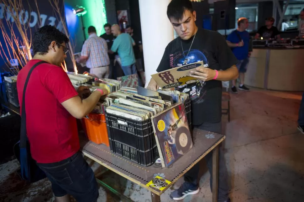 SU MAJESTAD EL VINILO. “El vinilo ofrece más fidelidad que el MP3”, aseguran los devotos del “long play”. 