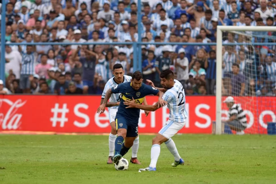 DESORIENTADO. Como enganche, Tevez entró más en contacto con la pelota, pero fue siempre a lo seguro y no sorprendió. la gaceta / foto de DIEGO ARáOZ