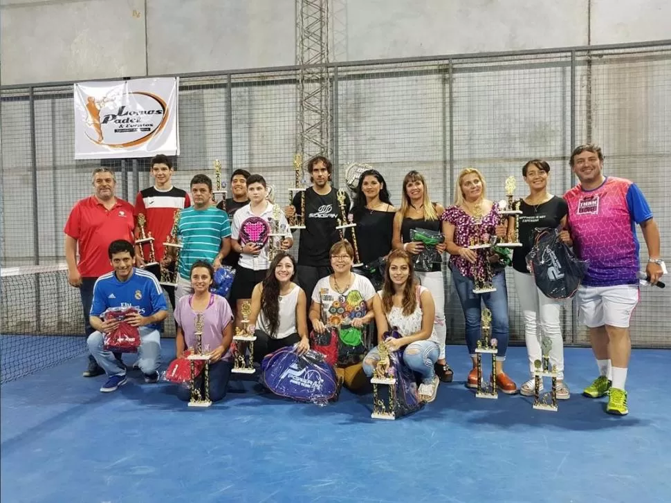PROTAGONISTAS. Los  ganadores posan con sus trofeos. SAQUE Y VOLEA